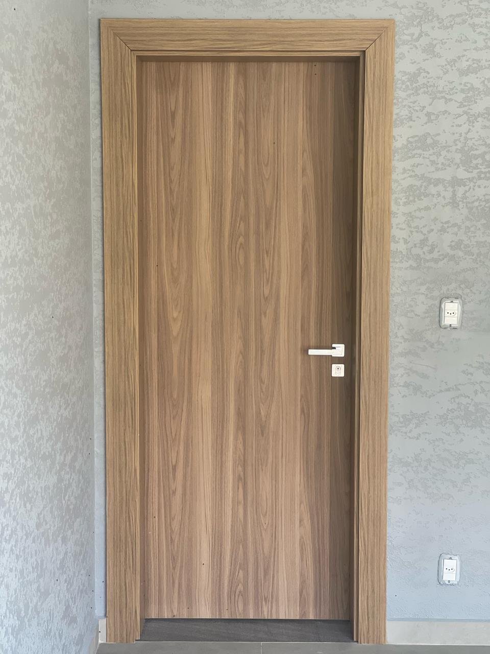 Porta com acabamento amadeirado