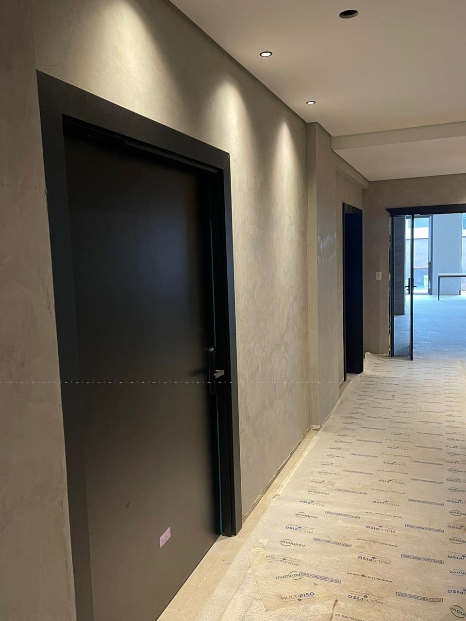 Portas pretas em corredor