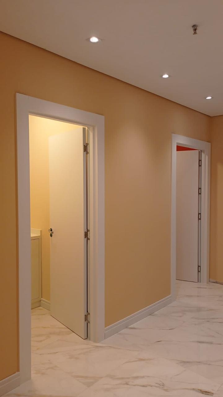 Portas e guarnições brancas