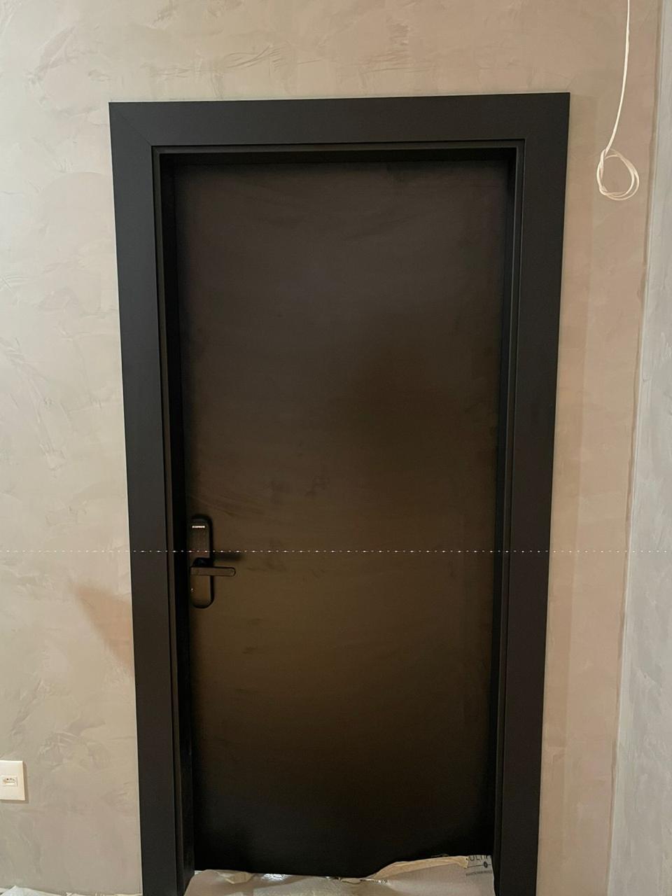 Porta preta e batente coordenado