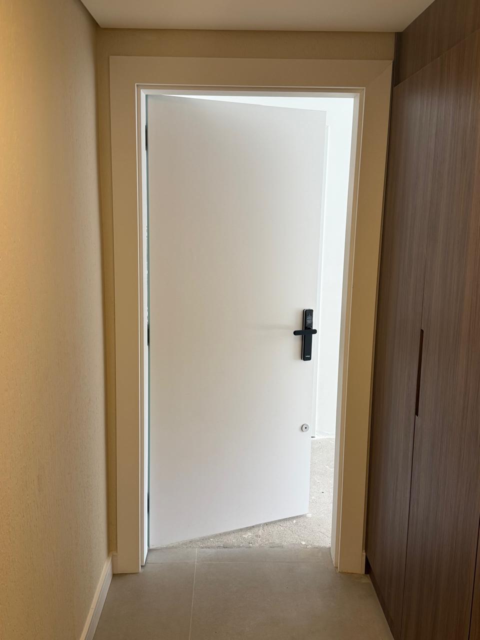 Porta instalada em acesso interno