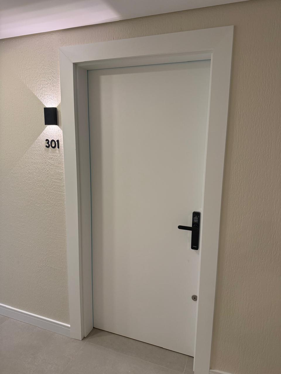 Conjunto de porta e guarnições