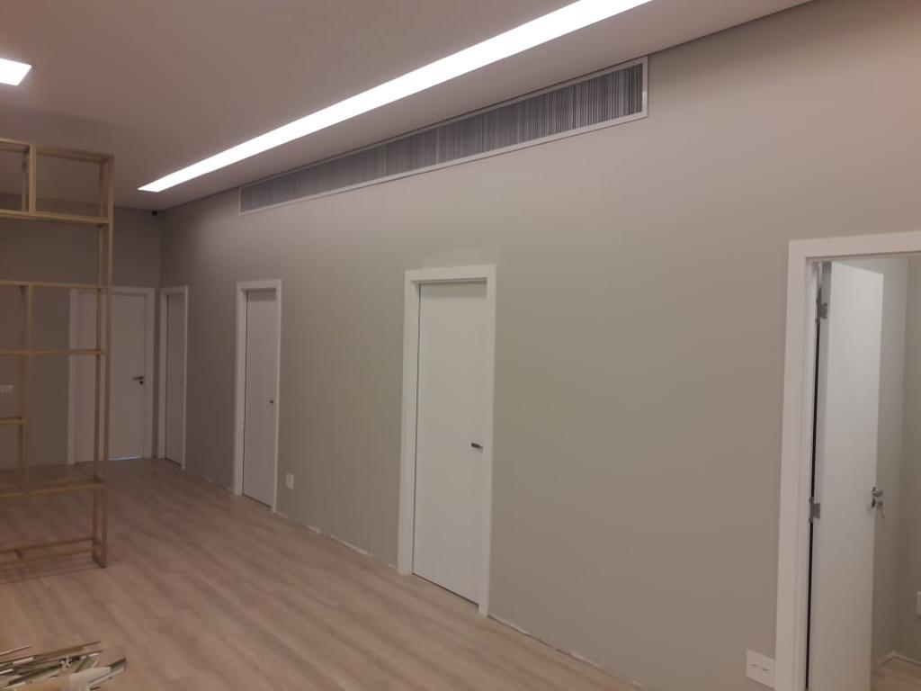 Portas alinhadas em ambiente interno