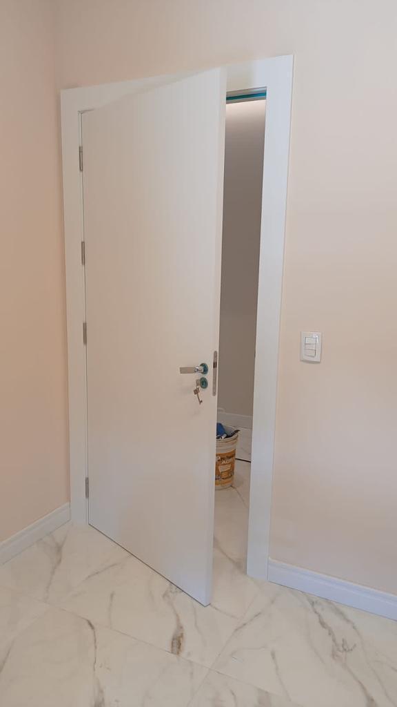 Instalação de porta branca