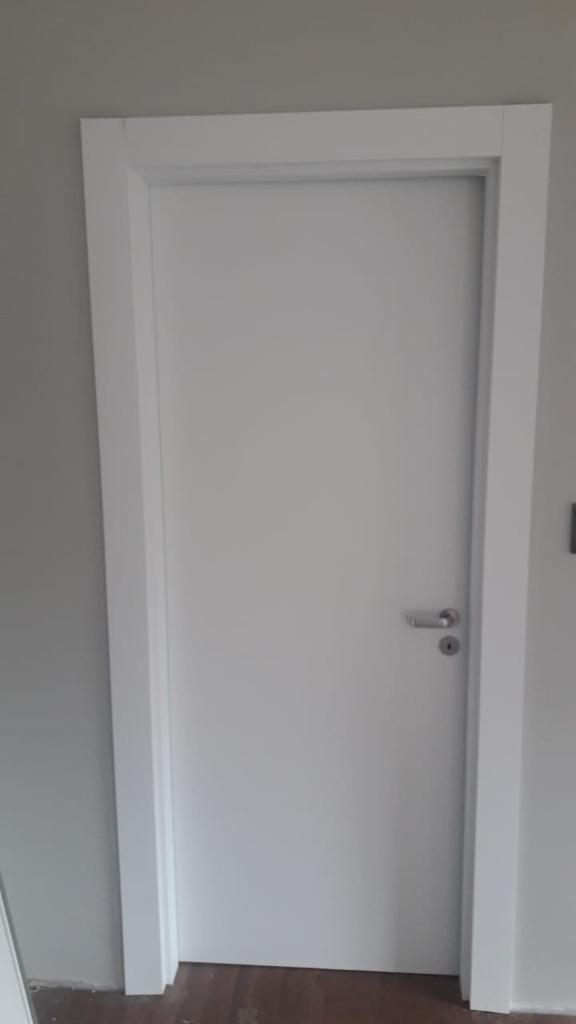 Porta branca com maçaneta metálica