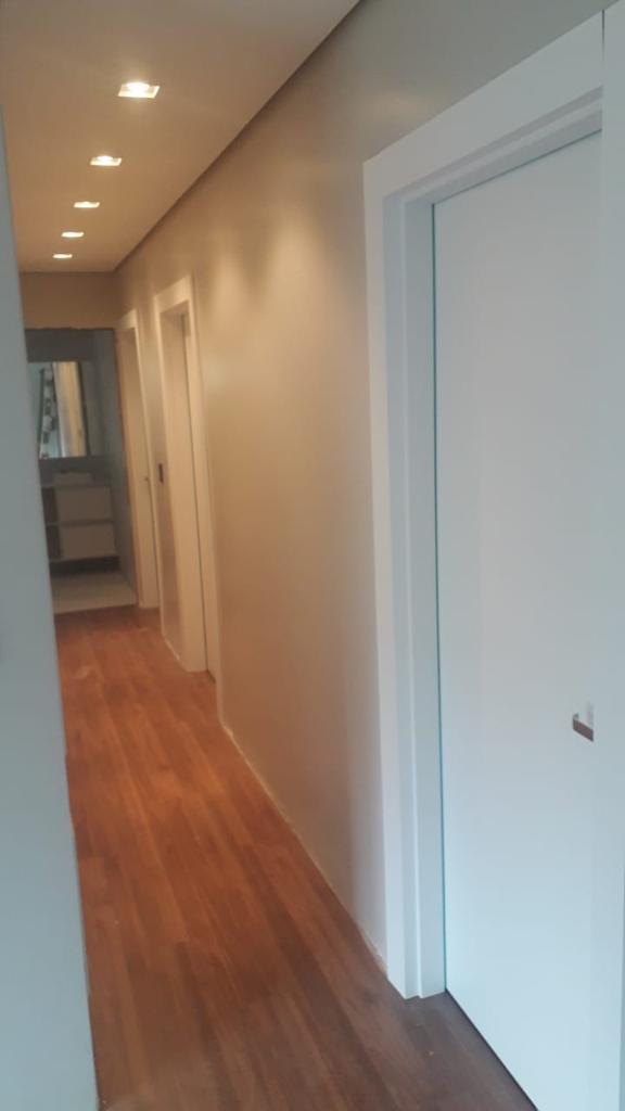 Acabamentos em corredor residencial