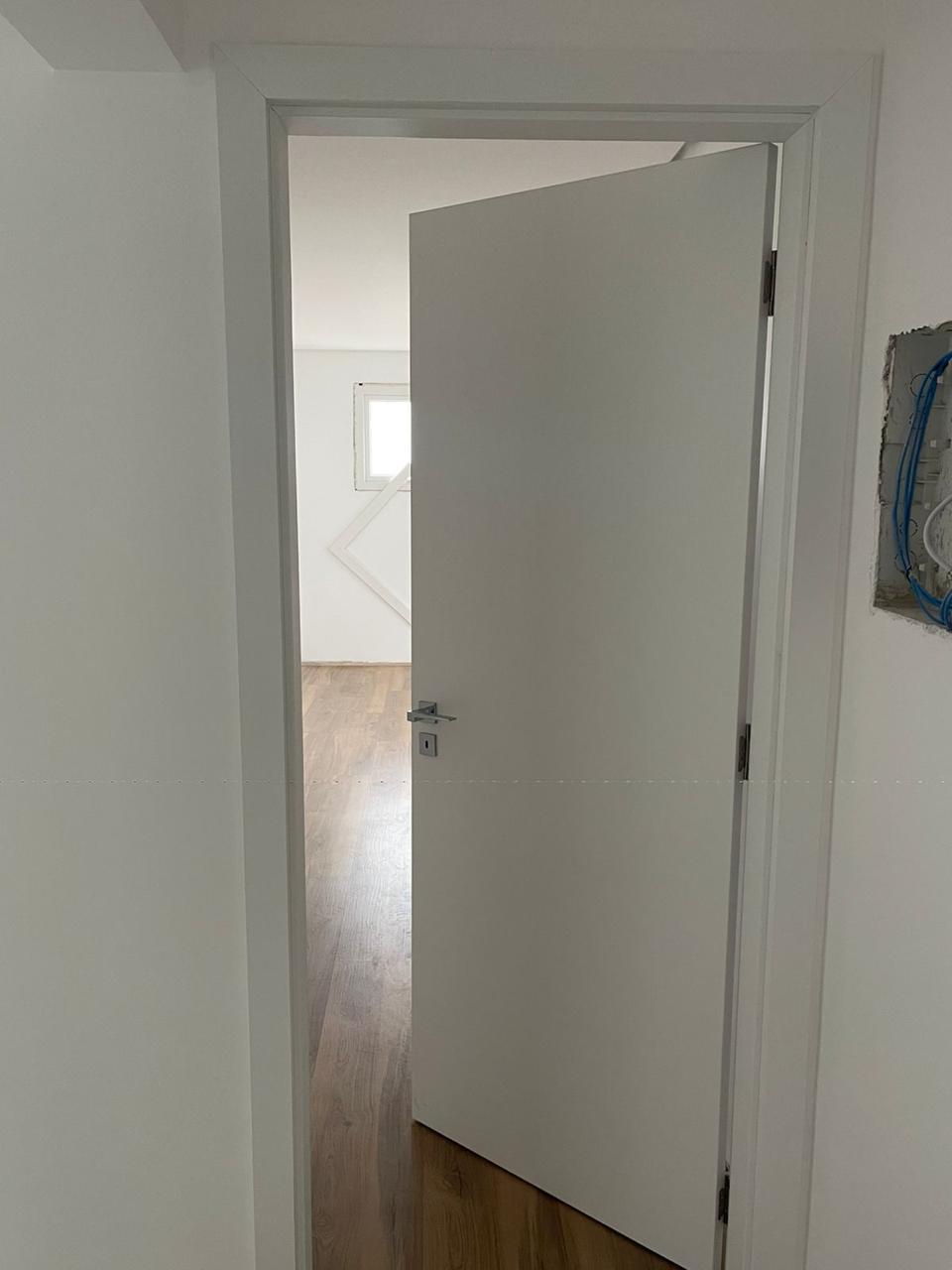Detalhe de porta e batente brancos